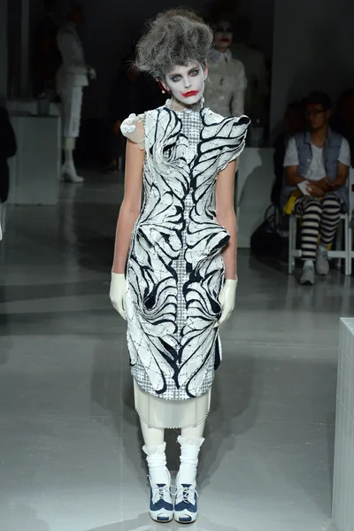 Look 16